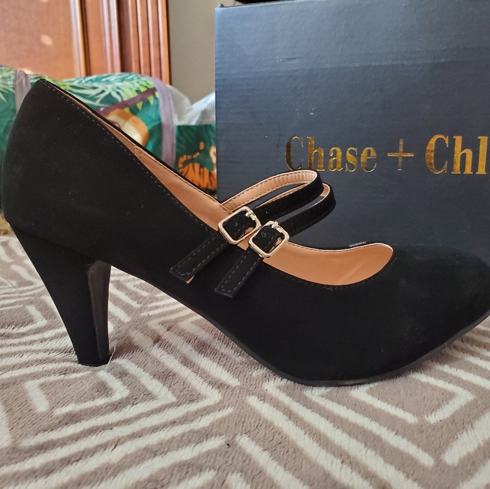 Chase + Chloe pumps
